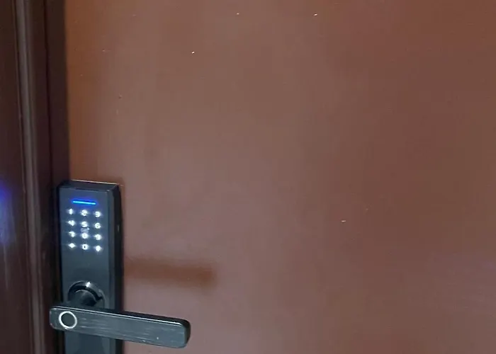 شقة عصرية واسعة بغرفتي نوم وصالة موقع مميز وسط المدينة بجوار مركز المؤتمرات الدولي ومعرض الكتاب